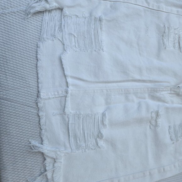 New with tag, White distressed denim skirt - Picture 3 of 4
